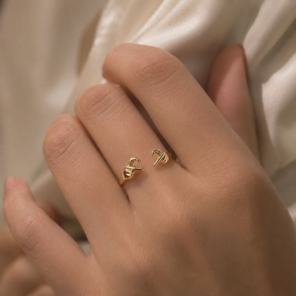 IMPERA Pointing Hands Ring – 10K Gold